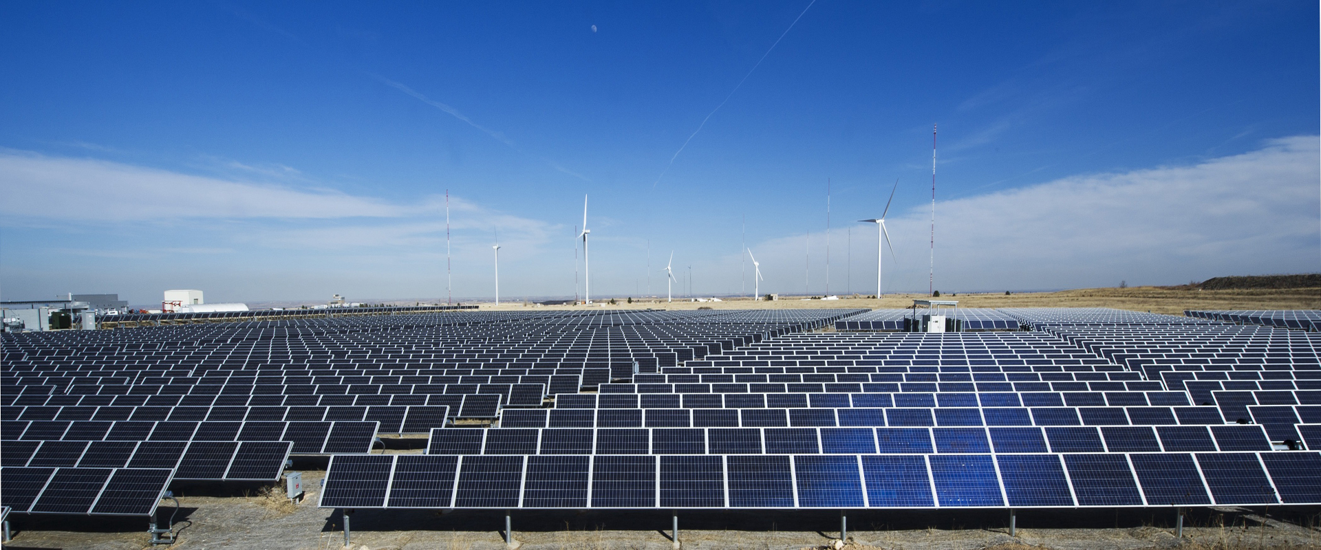 NREL's nieuwste PV-array in het National Wind Technology Center nabij Boulder, Colorado, is een kans om te bestuderen hoe ecosystemen reageren op de ontwikkeling van hernieuwbare energie en om de beste beheerpraktijken te ontwikkelen die de habitat herstellen, de invasie van onkruid minimaliseren, erosie voorkomen en dieren in het wild beschermen.NREL's nieuwste bron van schone energie – een zonnepaneel van 1 megawatt – voorziet laboratoriumonderzoekers van meer dan koolstofvrije elektriciteit.Het is ook een kans om een ​​gevoelig onderwerp te onderzoeken: de potentiële milieueffecten van grootschalige duurzame energieprojecten.