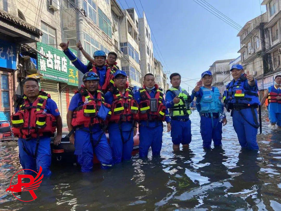 Royal Group жертвует средства и материалы для спасательной команды Blue Sky для оказания помощи общинам, пострадавшим от наводнения (7)